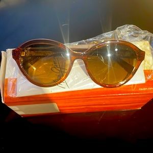 Brand new Maui Jim Mariana Brown with Crystal Interior w/trifold case with cloth